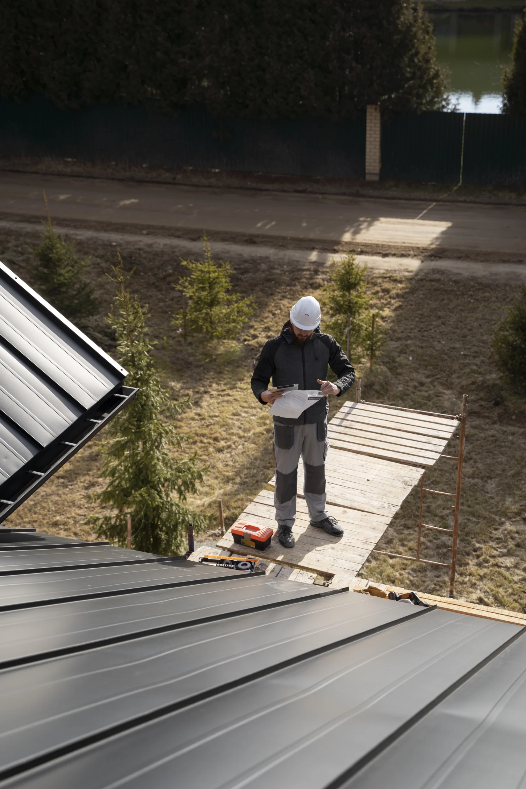 Pracownik Solid Roof z dokumentacją podczas realizacji zlecenia
